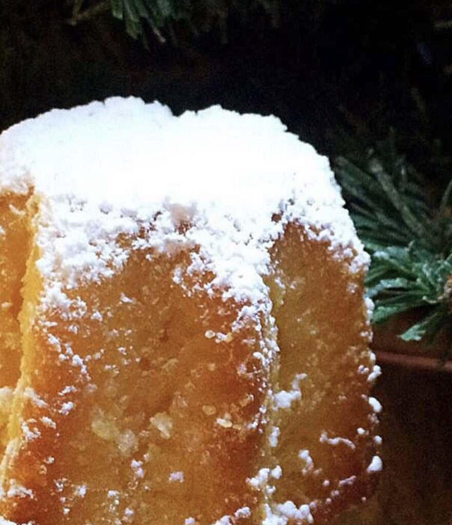 mini pandoro con zucchero a velo